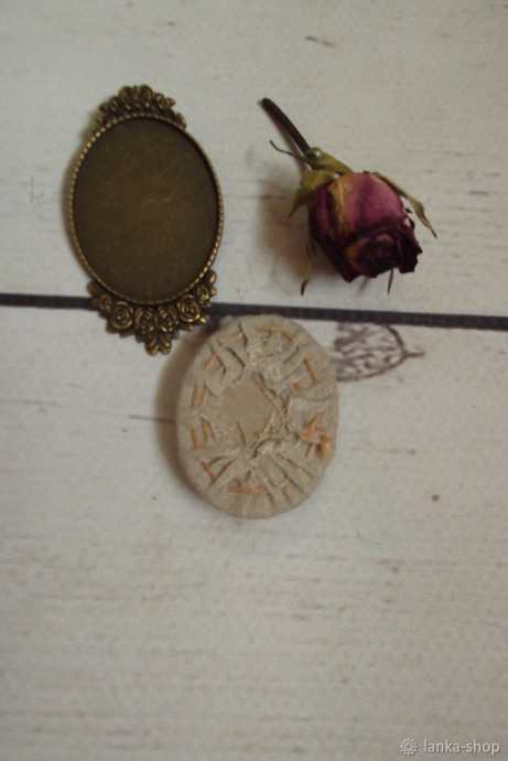 Брошь с вышивкой