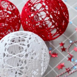 Вязаные новогодние шары и снежинки