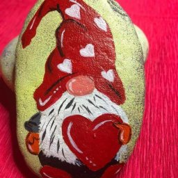 Расписные декоративные камушки с гномиками