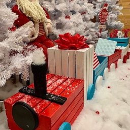 ​Новогодний поезд из ненужных ящиков