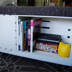 ​Два в одном: пуфик и полочка