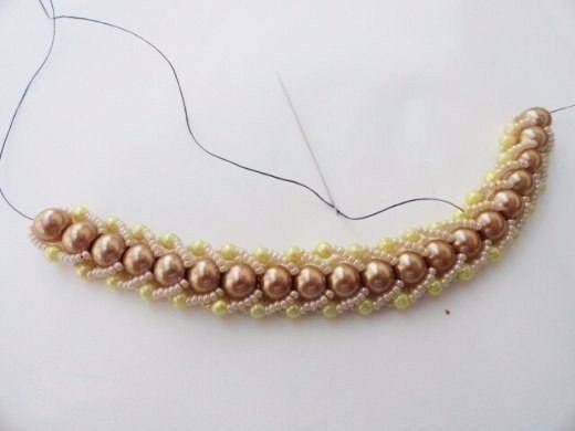 Красивый браслет из бисера и бусин