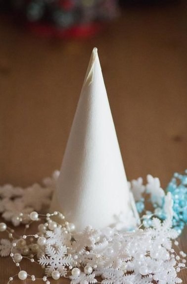 Новогодняя ёлочка из шишек