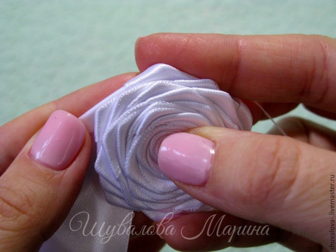 Кручёная роза из атласной ленты