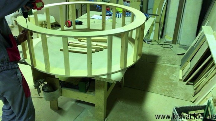 Круглый пуфик с пуговицами