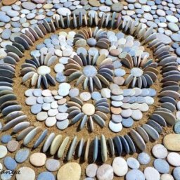 Мандалы из природных материалов, созданные на берегу моря