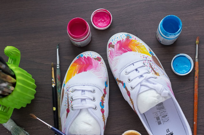 Мастер-класс по росписи кед с перьями от Даши Лапшиной Мастер-класс по росписи кед с перьями от Даши Лапшиной