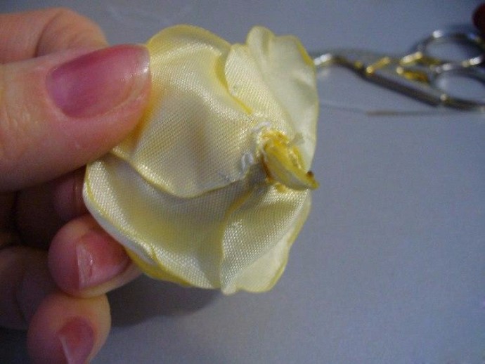 Роза из атласных лент