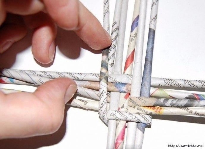 Симпатичная шкатулка из газетных трубочек