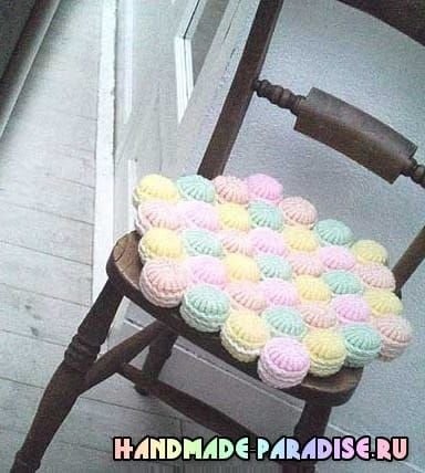 Bükülmüş direklere sahip güzel koltuklar ve paspaslar Bükülmüş direklere sahip güzel koltuklar ve paspaslar