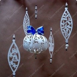 Вырезаем из бумаги новогодние подвески