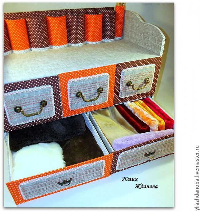 Делаем из картона вместительный комод с выдвижными ящичками для рукоделия