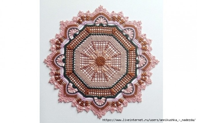 Красивая салфетка необычной расцветки