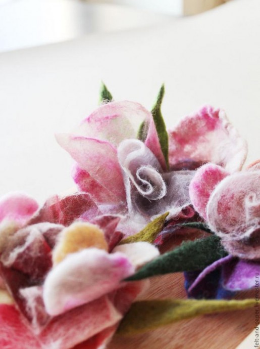 Брошь в виде розы из войлока и органзы Брошь в виде розы из войлока и органзы