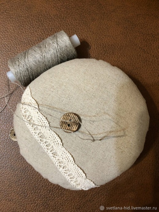 Игольница с вышивкой и запахом лаванды Игольница с вышивкой и запахом лаванды