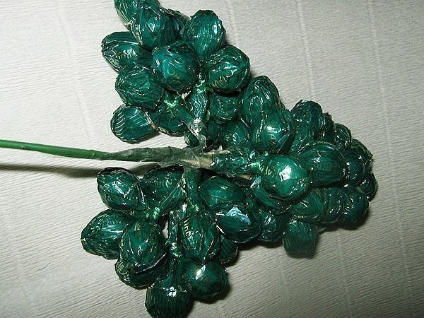 ​Гроздь винограда из конфет