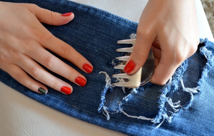 Оригинальные потертости и дыры на джинсах
