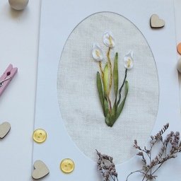 ​Открытка с вышивкой лентами и каллами