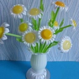 ​Ромашки из пластиковых бутылок