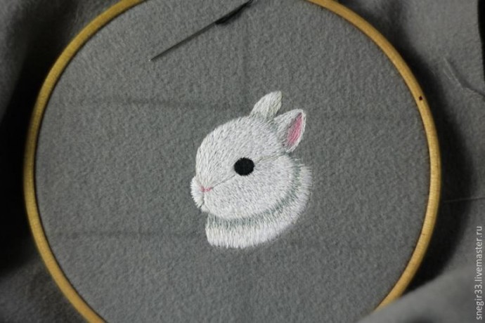 ​Вышитая брошь "Кролик": вышивка гладью