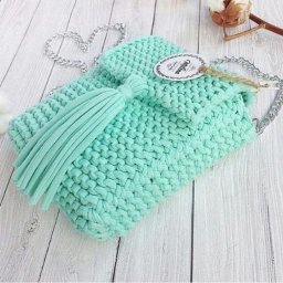 Красивейшая и при этом простейшая сумочка из пряжи спагетти: цвета и идеи