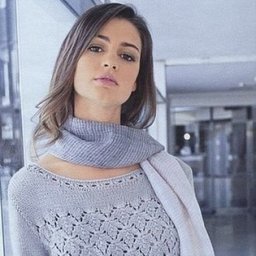 Красивый пуловер с листьями