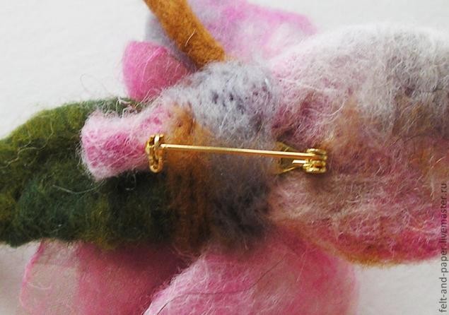 Брошь в виде розы из войлока и органзы Брошь в виде розы из войлока и органзы