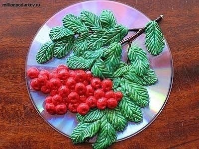 Поделка из солёного теста в виде веточки рябины