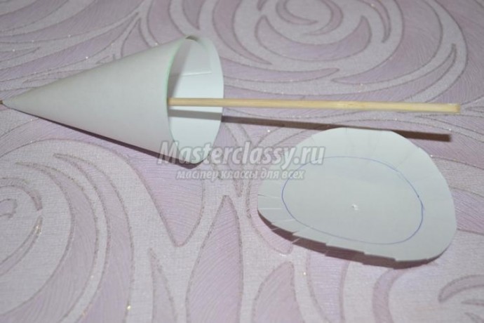 Новогодняя ёлочка из ниток и кружева с розами