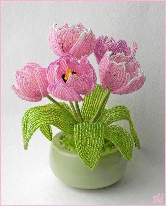 Плетем миниатюрные цветочки из бисера