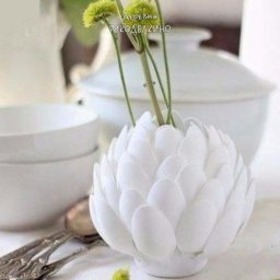 ​Ваза из пластиковых одноразовых ложек