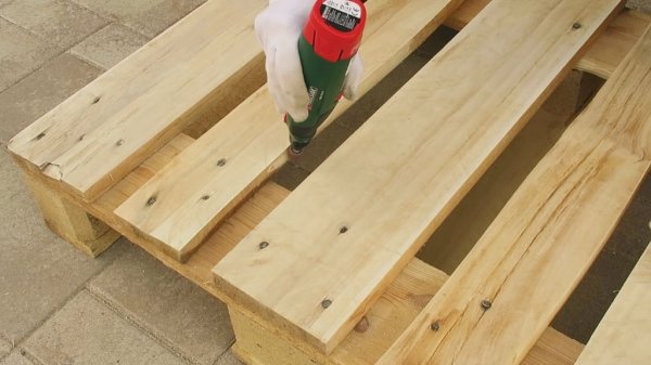 Винтажный журнальный столик для наследников голубой крови