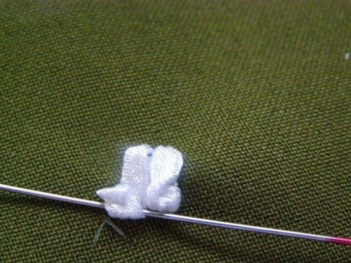 Вышивка ландышей атласными лентами