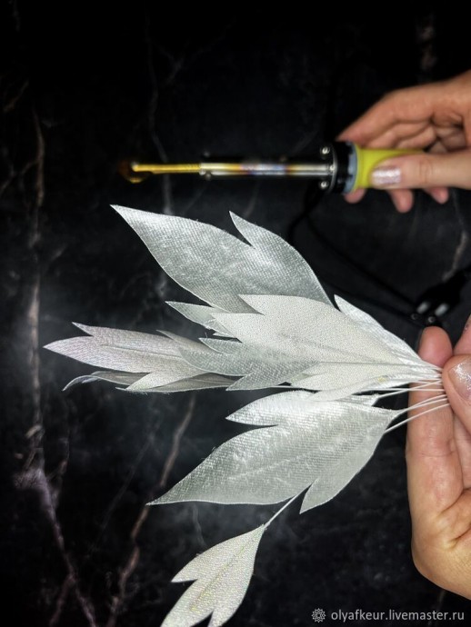 Белая пуансеттия из бархата