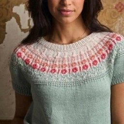 Футболка с круглой жаккардовой кокеткой спицами