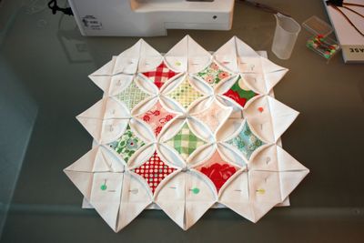 Изумительной красоты подушка с объемными элементами