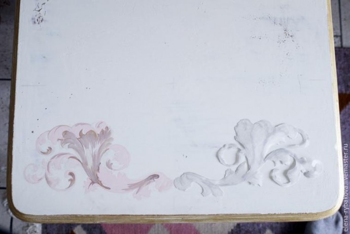 Превращаем обычный столик в антикварный