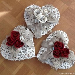 Сердечки из газетных трубочек
