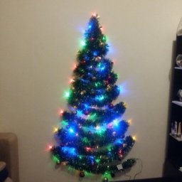 Самодельная настенная новогодняя ёлочка из мишуры и гирлянды