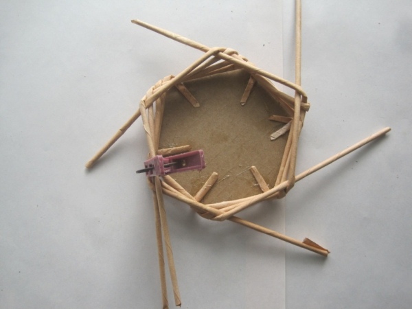 Вазочка из газетных трубочек