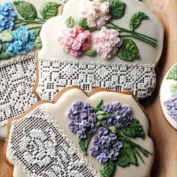 ​Весенние имбирные пряники с цветочной росписью