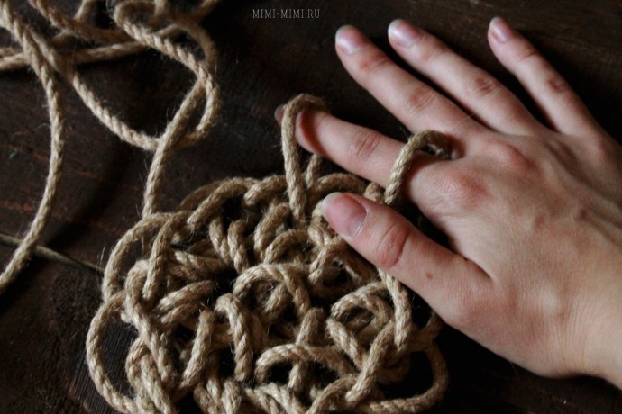 Вязание на руках: подставка