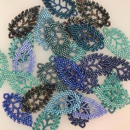 Делаем изящные листики из бисера