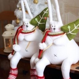 ​Интерьерные зайцы с новогодними ёлками