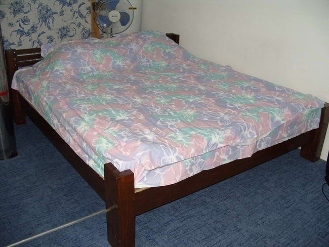 Бюджетная двуспальная кровать на дачу своими руками