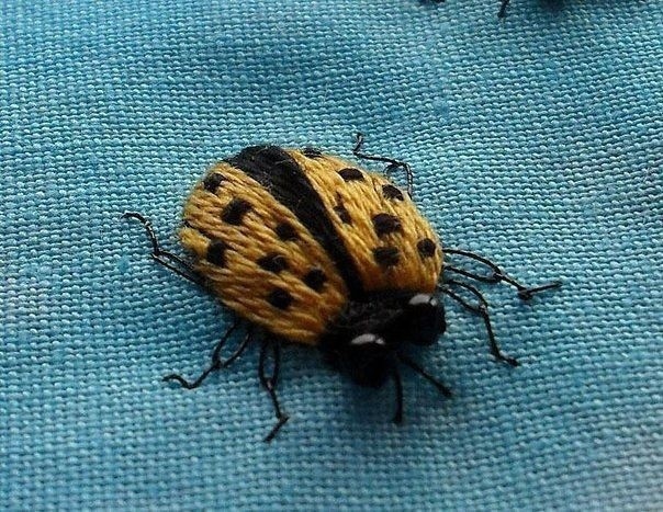 Вышиваем объемных насекомых