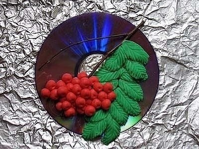 Поделка из солёного теста в виде веточки рябины