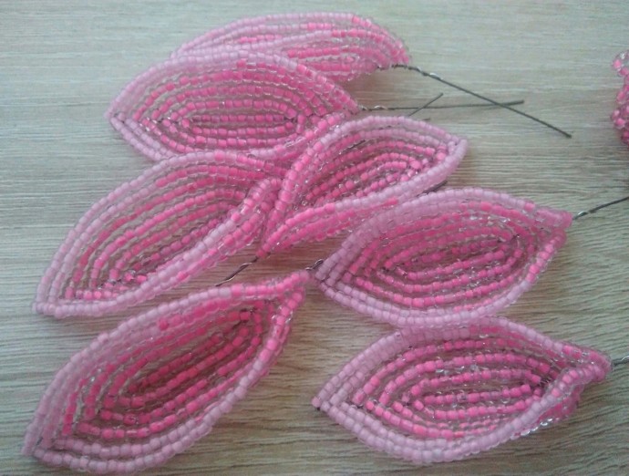 Большой цветок из бисера