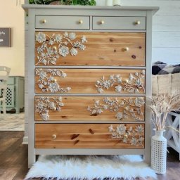 Необычный декор мебели с объемной лепниной