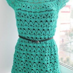 Изумрудного цвета платье